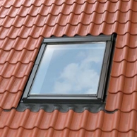fenêtre Velux sur toit en tuiles rouge